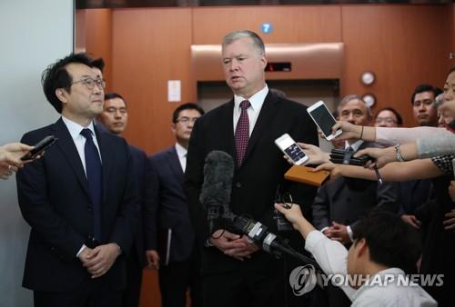 이도훈 본부장과 약식회견하는 비건 대표