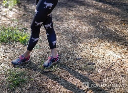 미국서 요가바지 차림 등교 거부 놓고 성차별 논란 - 1