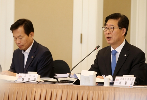 지역 국회의원 초청 설명회에서 협조 당부하는 양승조 충남지사(오른쪽 맨끝)