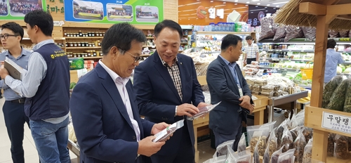 식품 안전 점검하는 박태선 농협 전남지역본부장.