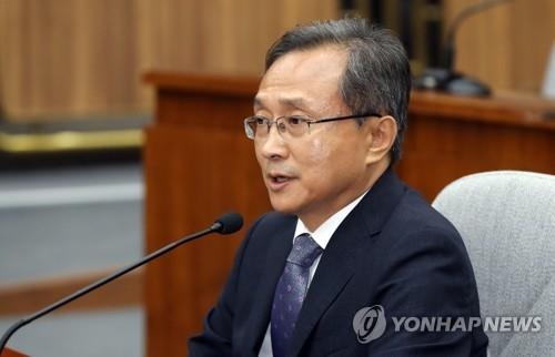 답변하는 유남석 헌재소장 후보자