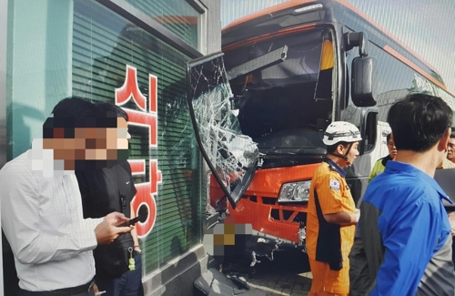 충돌사고후 인근 건물로 돌진한 버스