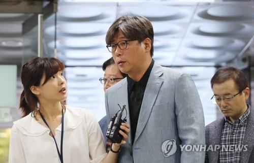 (서울=연합뉴스) 백나용 기자 = 회삿돈 50억원을 횡령한 혐의를 받는 김도균 탐앤탐스 대표가 12일 오전 서울 서초구 서울중앙지법에서 열린 영장실질심사에 출석하기 위해 법정으로 향하고 있다. 2018.9.12