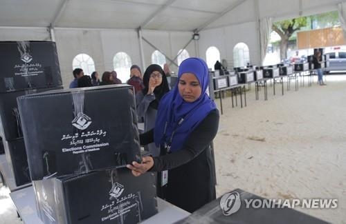 몰디브 선거당국 관계자가 23일 대통령 선거에 앞서 22일 투표함 등을 점검하고 있다. [AP=연합뉴스]