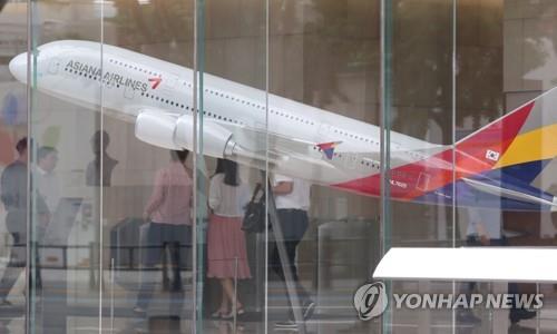 서울 종로구 신문로 금호아시아나 본사 로비에 전시된 모형 항공기