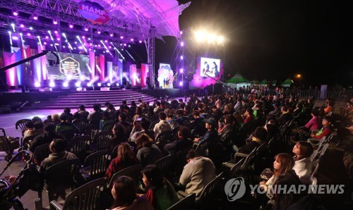 국내 최대 다문화축제 '2018 맘프' 개막…태풍 탓 축소 진행 - 2