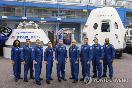 드래곤과 스타라이너 앞에서 포즈 취한 우주인들