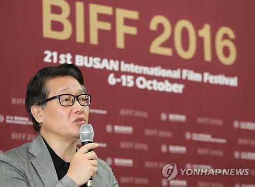 2016년 부산영화제 기자회견에서 인사하는 故 김지석 수석프로그래머
