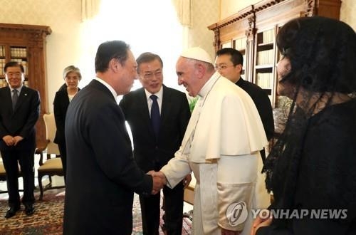 프란치스코 교황과 인사 나누는 박용만 대한상의 회장