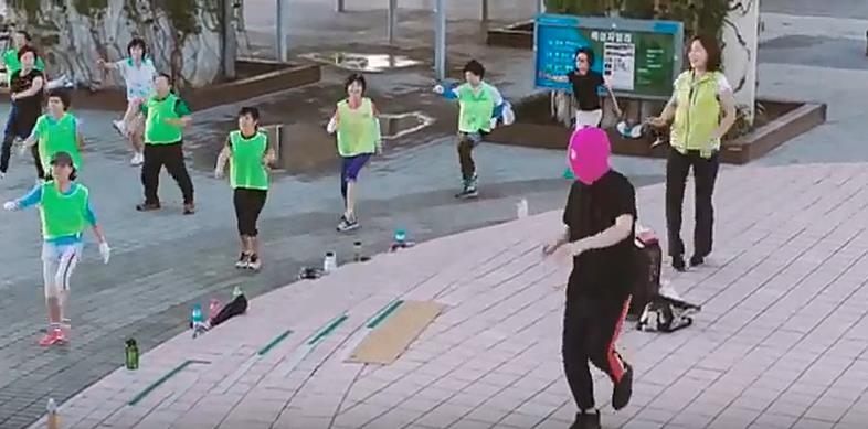 한강 공원서 아줌마들과 에어로빅 함께 하는 마미손
