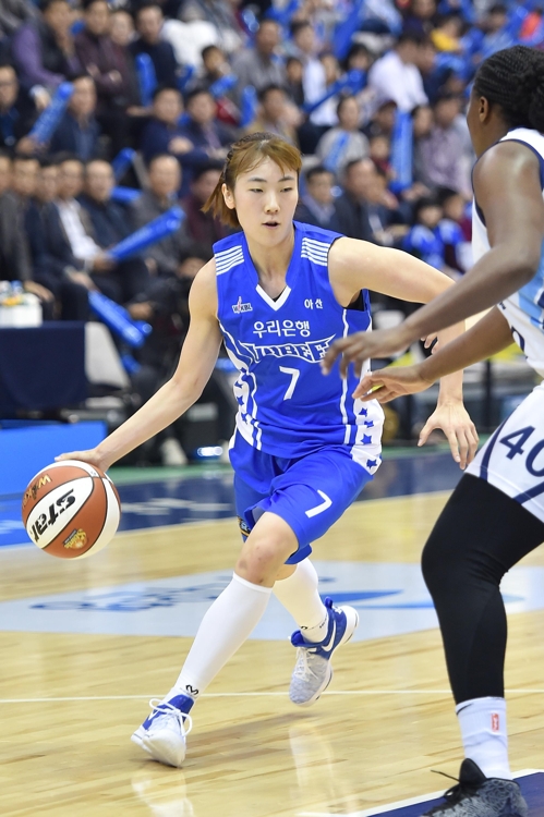 우리은행 박혜진의 드리블 모습.