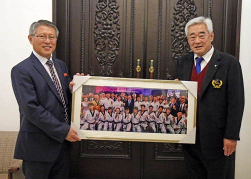 조정원 총재(오른쪽)와 리용선 총재.