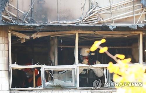 종로 고시원 화재로 7명 사망 '참극'…전기난로서 발화 추정(종합) - 4