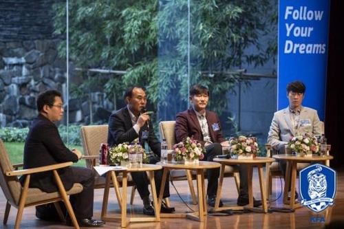 초청 강연회에서 이야기하는 김학범 감독