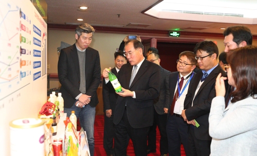 대중 농식품 수출 확대를 위한 간담회에서 우리 제품을 보는 이개호 농식품부 장관