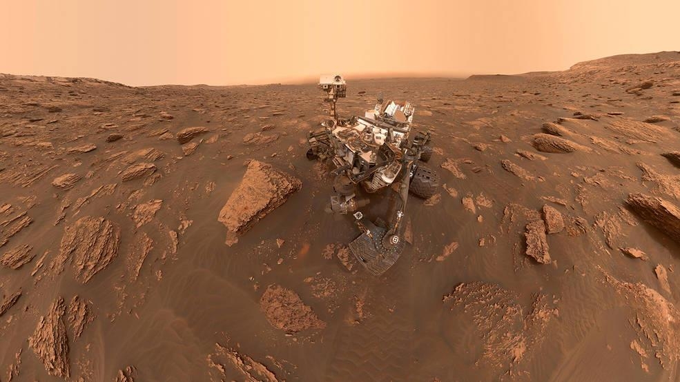 붉은행성 화성을 탐사 중인 큐리오시티 