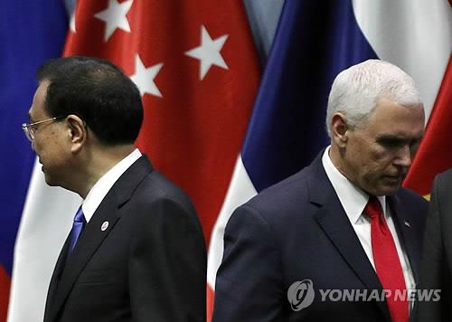 마이크 펜스 미국 부통령(오른쪽)과 리커창 중국 총리