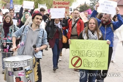 지난해 4월 헝가리 루스케에서 정부 난민 정책에 반대하는 시민들이 항의 시위를 벌이고 있다. [EPA=연합뉴스]