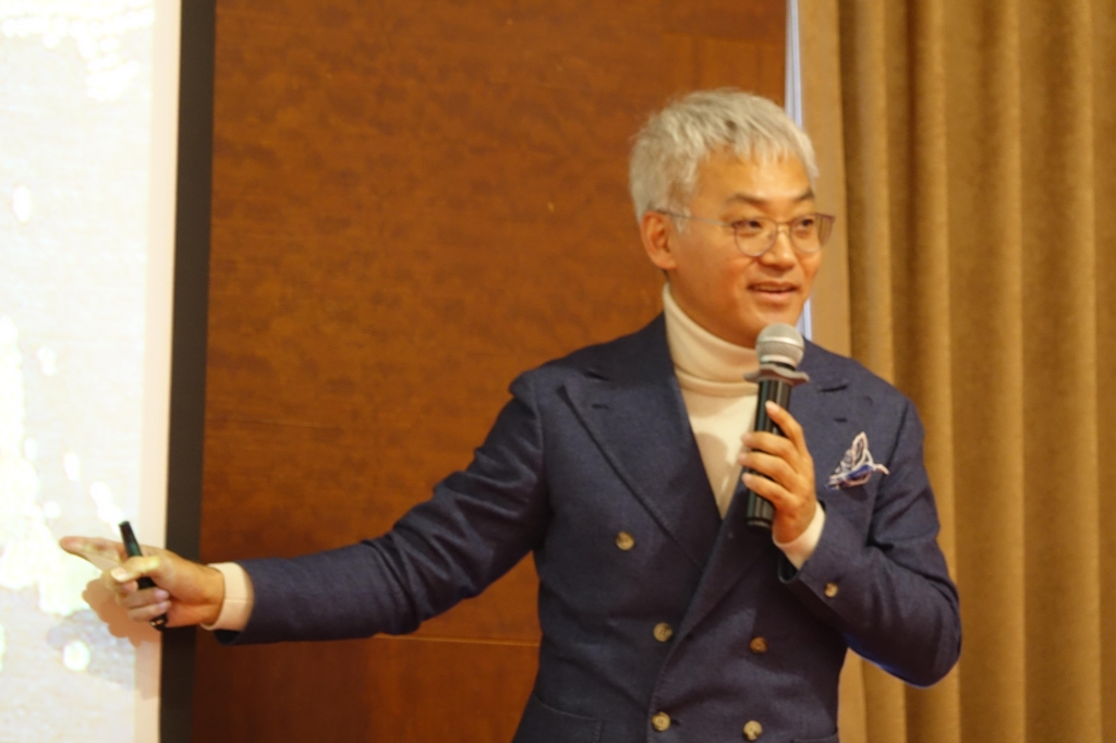 강연하는 김동엽 교수