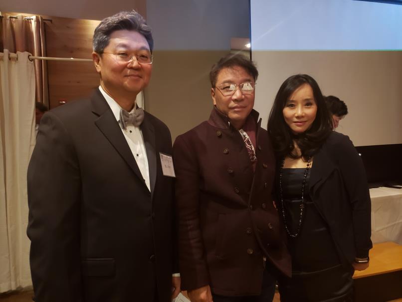 이수만 SM엔터테인먼트 회장(가운데)과 김봉준·배문경 변호사