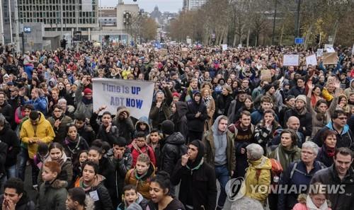 COP24를 앞두고 브뤼셀에서 강력한 대책을 촉구하는 시민들 