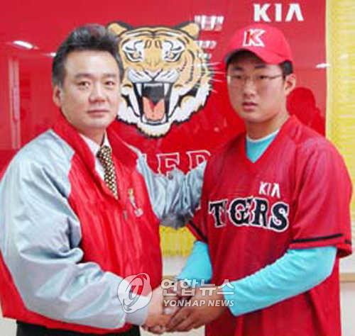 2005년 5월 한기주가 역대 신인 최고액인 10억원에 KIA 타이거즈와 계약했다.