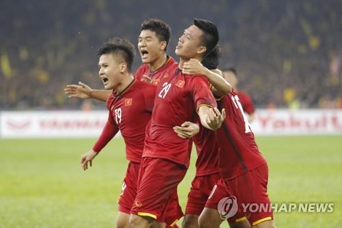 베트남 선수들이 말레시이시아전에서 응우옌후이흥의 선제골 후 기뻐하고 있다.