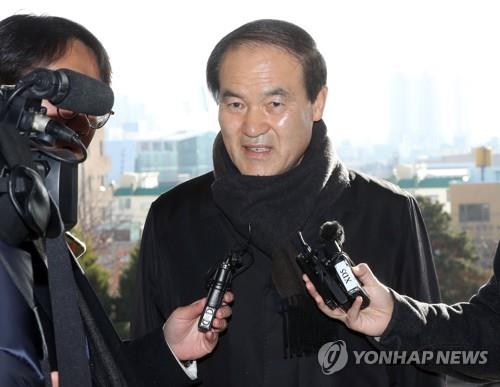 검찰 소환되는 이항로 진안군수
