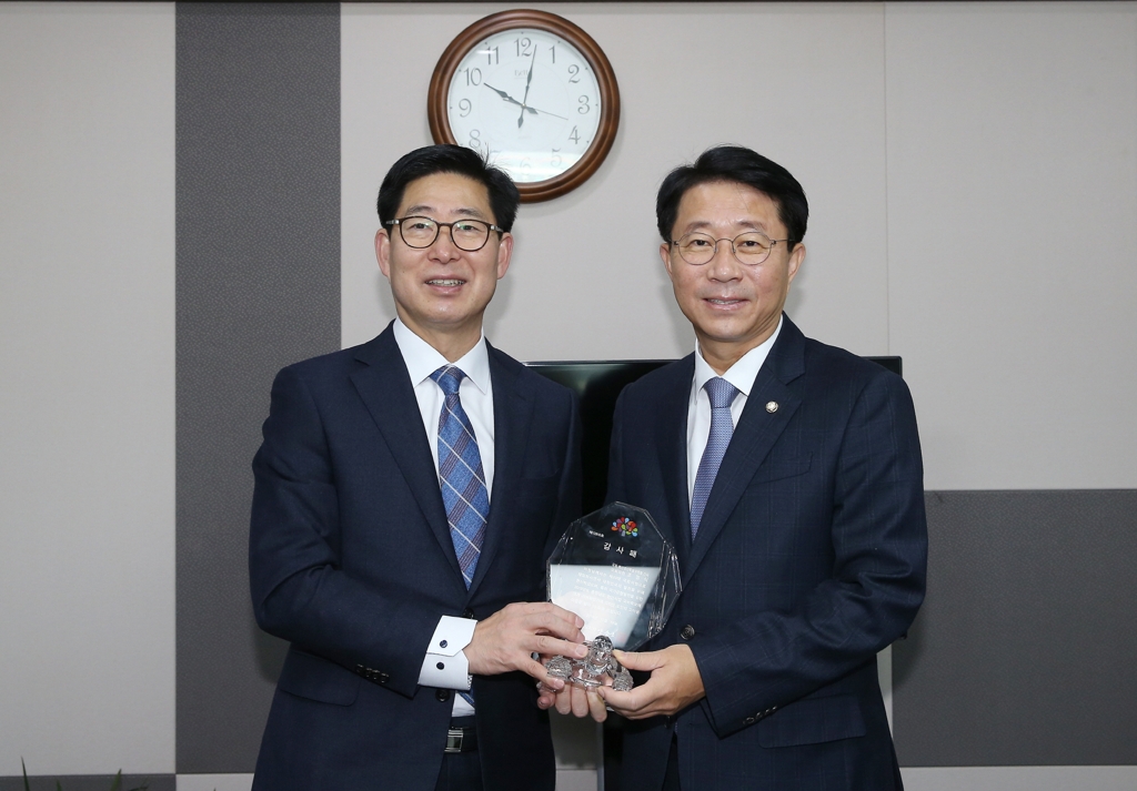 충남도, 국비 확보 기여 국회의원에 감사패 전달