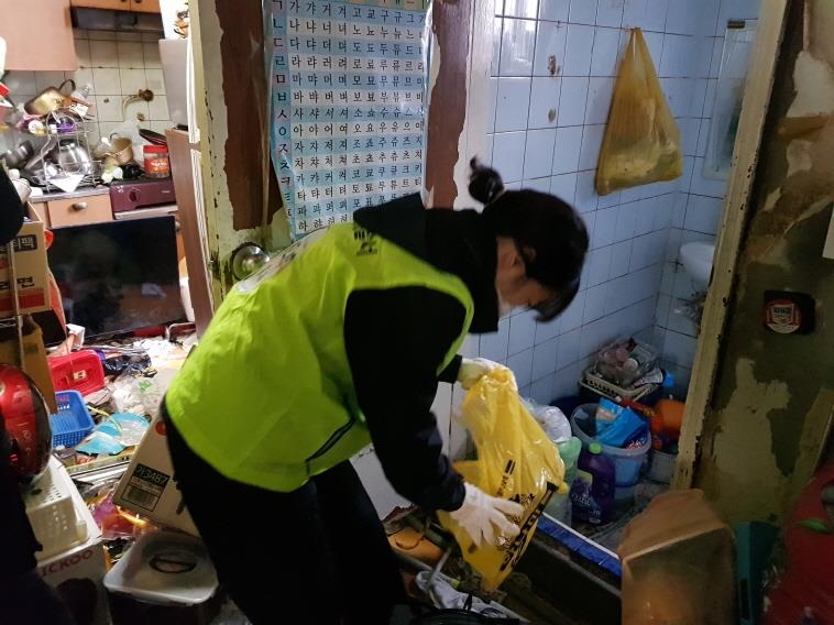 2t 쓰레기더미 쌓인 집 청소하는 자원봉사자[부천 오정경찰서 제공]