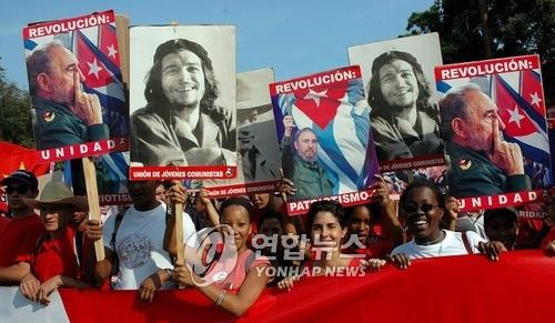 2007년 5월 1일 노동절을 맞아 쿠바 아바나 혁명광장에 모인 시민들이 쿠바 혁명의 주역인 피델 카스트로와 체 게바라의 포스터를 들고 있다. [연합뉴스 자료 사진]