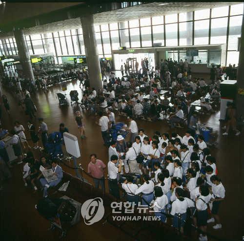 해외여행 전면 자유화가 이뤄진 지 2년여 만인 1991년 10월 김포공항 국제선 청사가 배낭여행을 떠나는 대학생으로 북적이고 있다. [연합뉴스 자료 사진]