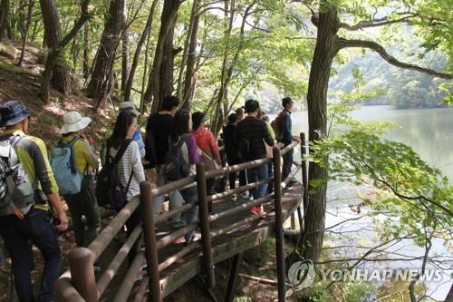 탐방객 붐비는 속리산 세조길
