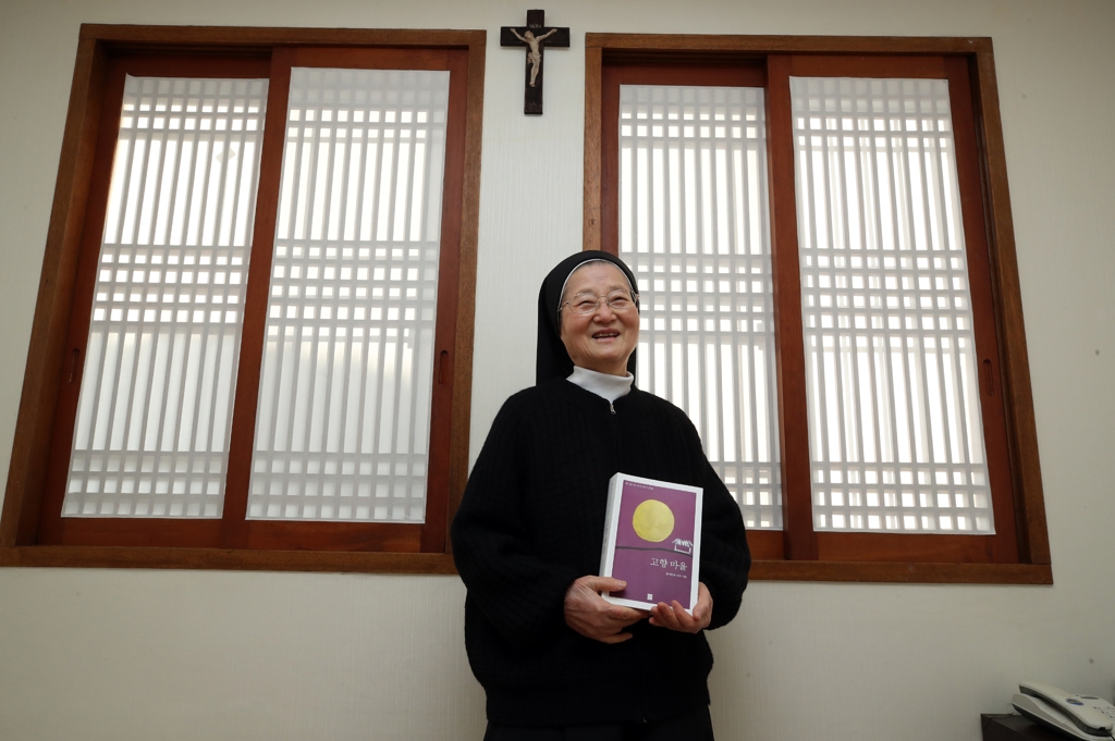 (서울=연합뉴스) 서명곤 기자 = 동시 전집 '고향 마을'을 펴낸 황 베드로 수녀가 책을 들고 있다. 
