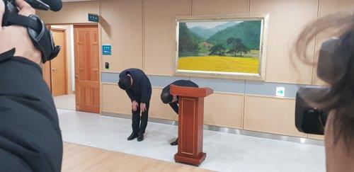 사과하는 예천군 의회 이형식 의장과 박종철 의원