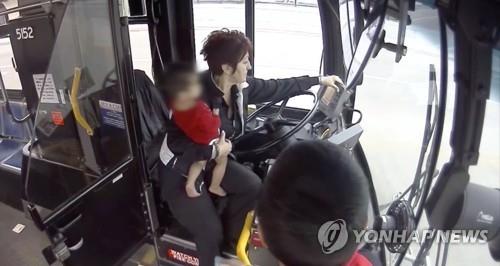 거리를 홀로 헤매던 아이를 버스 안으로 데려와 안고 있는 버스기사 아이리나 아이빅[로이터=연합뉴스]