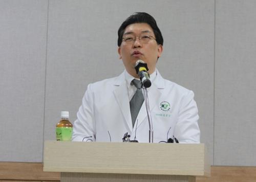 학생들 건강상태 설명하는 황원민 진료부장