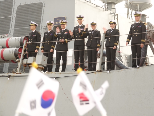 손 흔들어 화답하는 충무공이순신함 탑승 해군 사관생도들