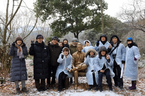천리포수목원에서 산책을 즐기고 있는 참가자들
