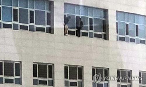 구조 기다리는 투숙객