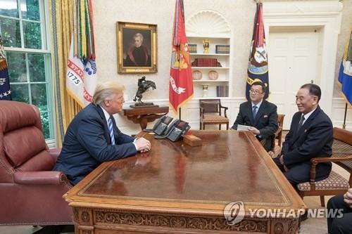 북한 김영철과 대화하는 트럼프 미국 대통령