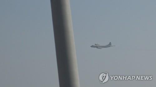 일본 초계기 위협비행' 사진 공개…대조영함 우현 저고도비행