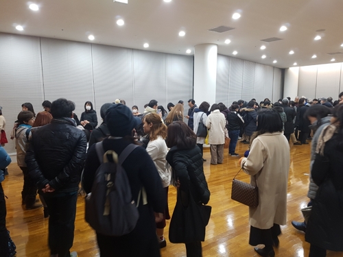 신주쿠 한국문화관에서 일본인들이 다큐 영화 '가교'를 보기 위해 줄지어 서 있다.