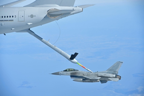 공중급유기 'KC-330' 전투기 급유 장면