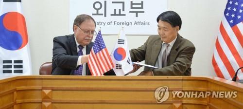 방위비분담협정 가서명 교환하는 한미대표