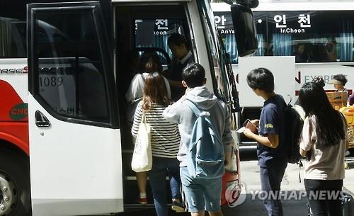 강원 춘천시외버스터미널에서 탑승하는 시민들