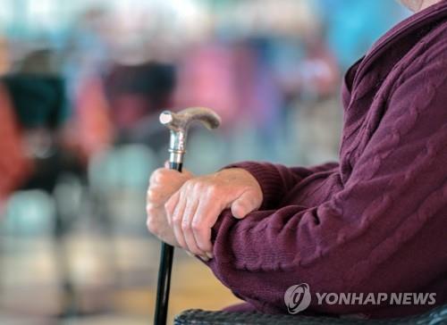 지팡이 짚은 노인