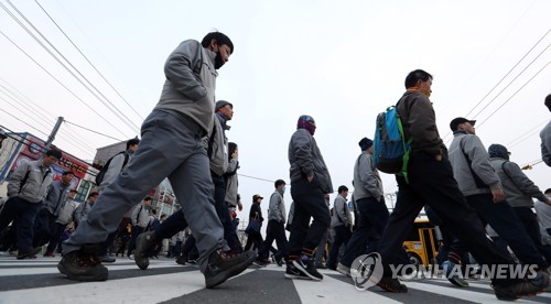 출근하는 대우조선해양 직원들