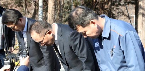 (대전=연합뉴스) 양영석 기자 = 폭발사고 머리 숙여 사과하는 옥경석 한화 화약방산부문 대표(사진 가운데).