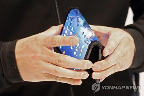 로욜의 접히는 스마트폰 '플렉스 파이' CES 2019서 전시